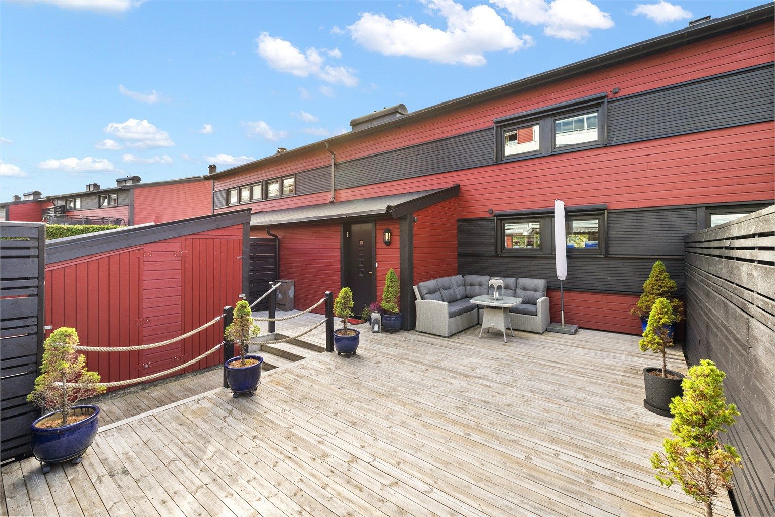 Stor og god bodplass i forbindelse med plattingen ved inngangspartiet