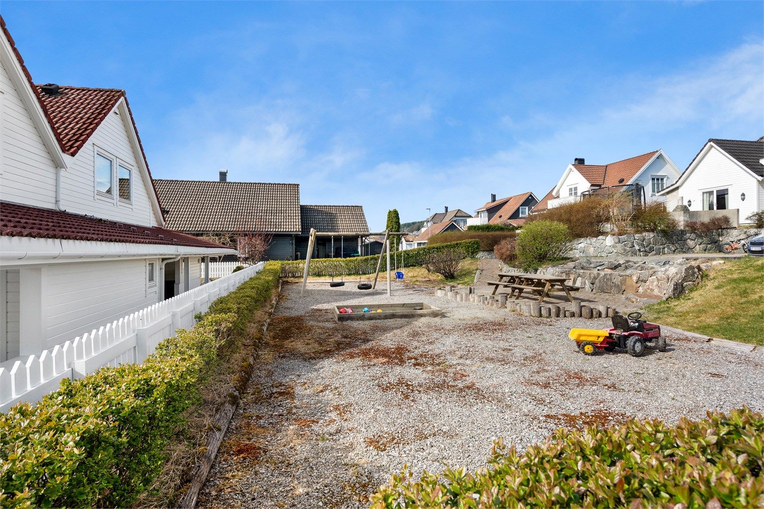 Lekeplassen ligger rett utenfor hagen, perfekt for de minste