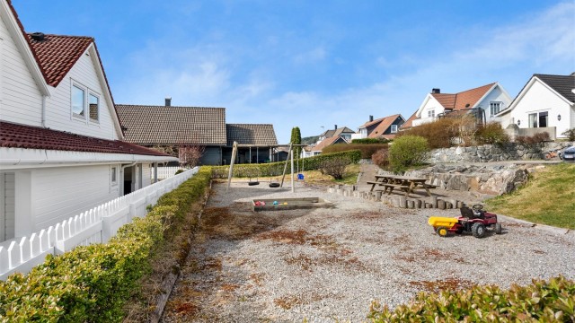 Lekeplassen ligger rett utenfor hagen, perfekt for de minste