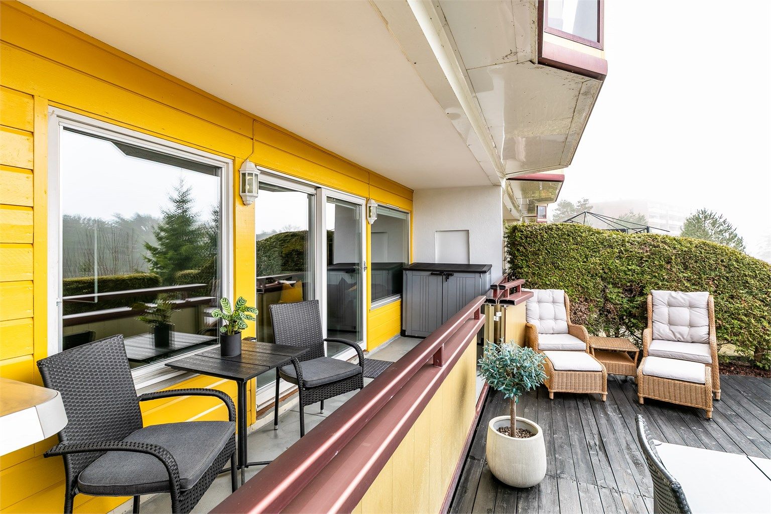 Leiligheten ligger på bakkeplan og har av den grunn et ekstra stort uteareal; både veranda og en romslig platting.