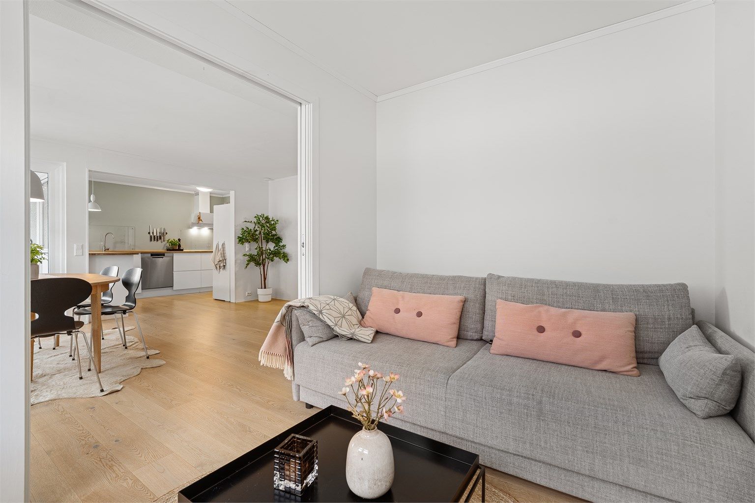 Innredet TV-stue som enkelt kan benyttes som gjesterom midlertidig eller permanent