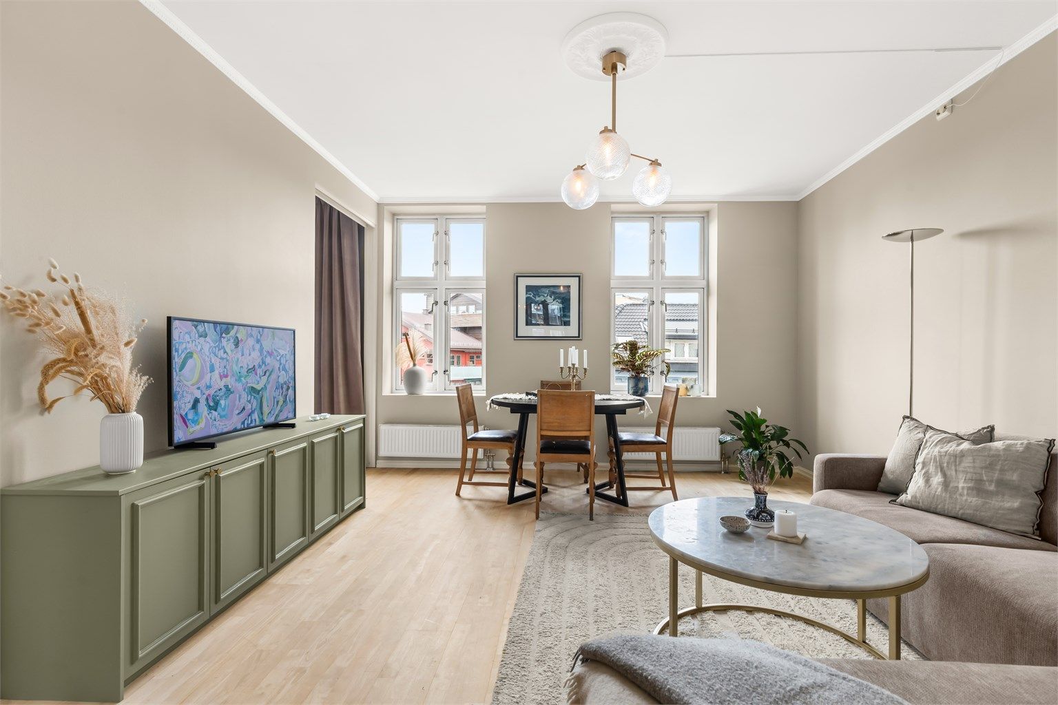 Leiligheten har en romslig stue med en takhøyde på ca. 2,63 m, som gir en luftig følelse. 