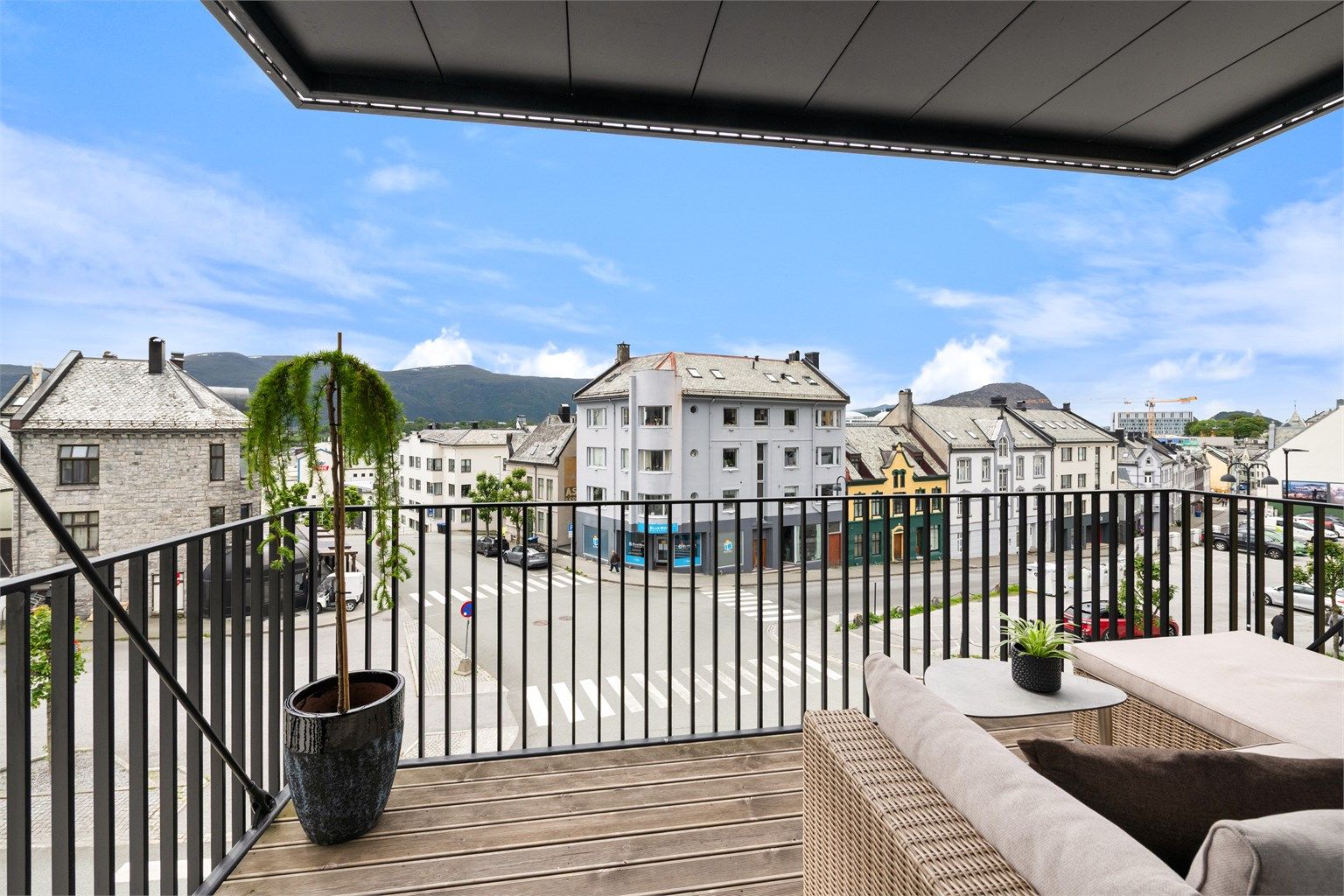 Terrassen har god plass til en hyggelig sittegruppe.