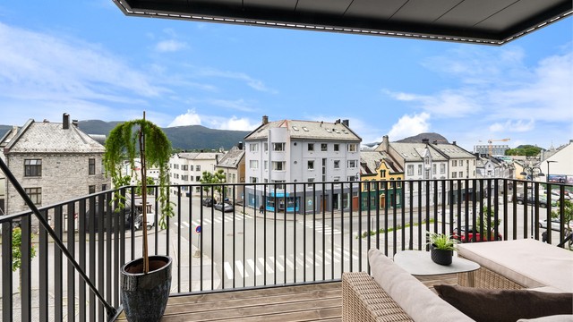 Terrassen har god plass til en hyggelig sittegruppe.