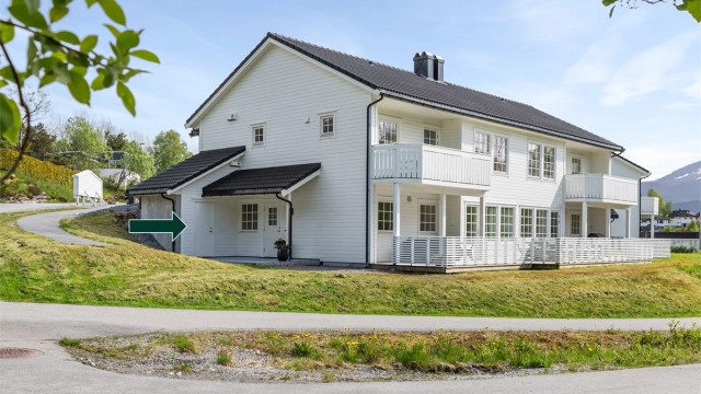 Eiendomsmegler Camilla Christensen har gleden av å presentere Elveberget 2B