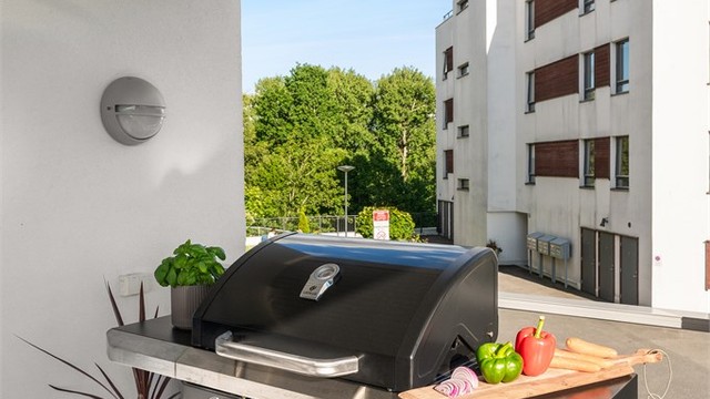 God plass til utemøbler og grill.