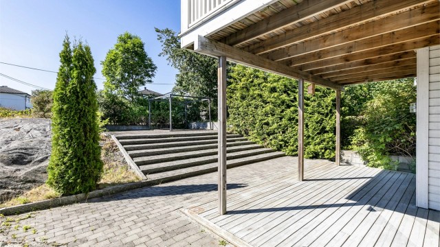 Plattingen er seksjonert tilleggsareal til leiligheten. Den store uteplassen ovenfor benyttes også eksklusivt av leiligheten.