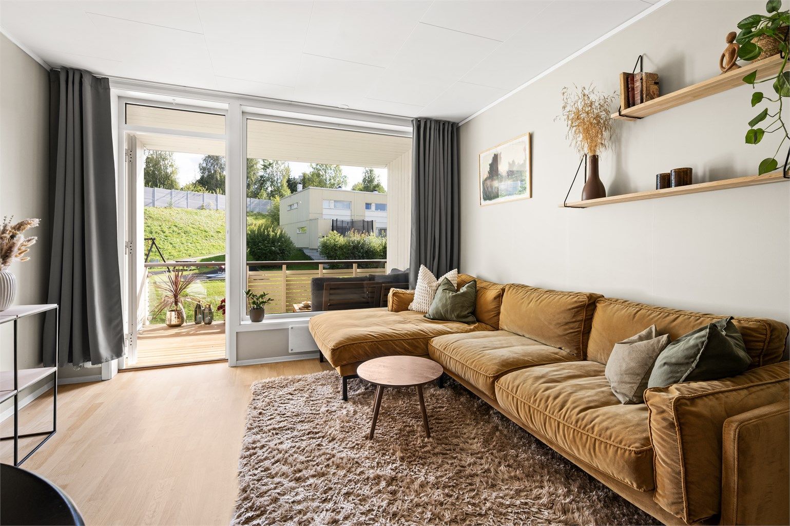 Leiligheten har en delikat og tiltalende stue som med de store vindusflatene, får en lys og luftig atmosfære. 