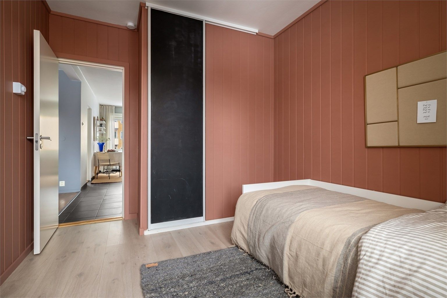 Plassbygd skyvedørsgarderobe gir mulighet for lagring