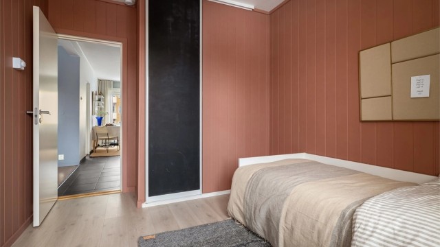 Plassbygd skyvedørsgarderobe gir mulighet for lagring