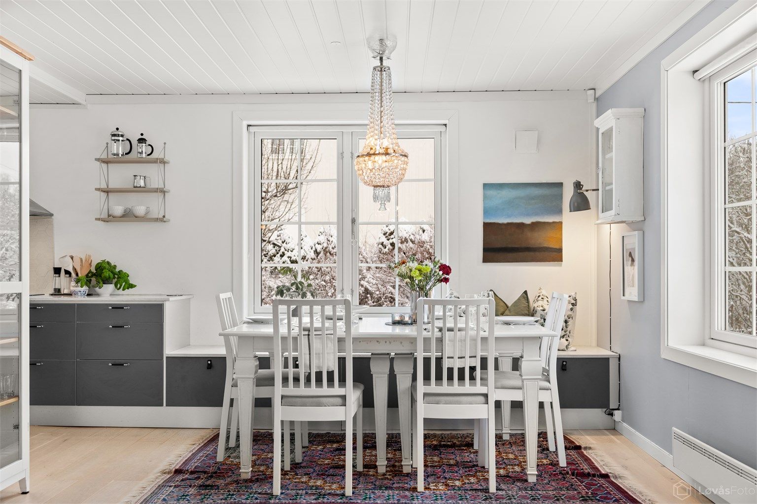 Spisestue med sittebenk langs veggen