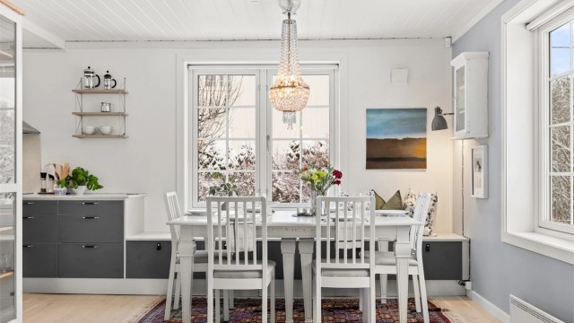 Spisestue med sittebenk langs veggen