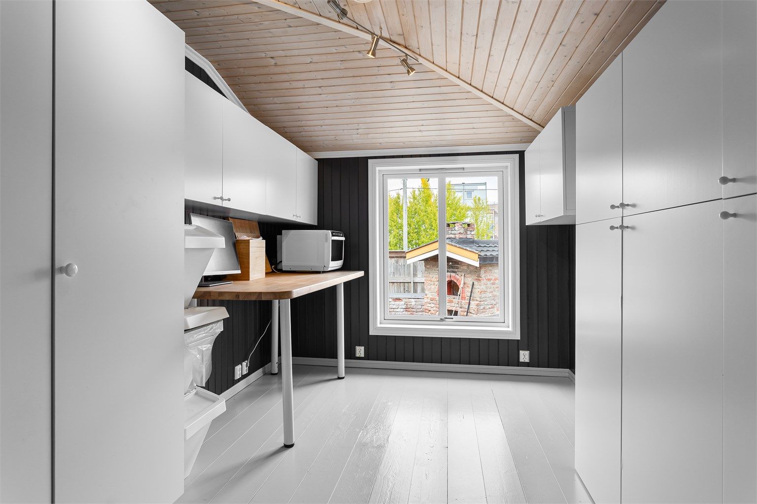 Arbeidsrom med mye skapplass