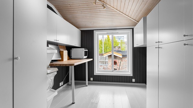 Arbeidsrom med mye skapplass