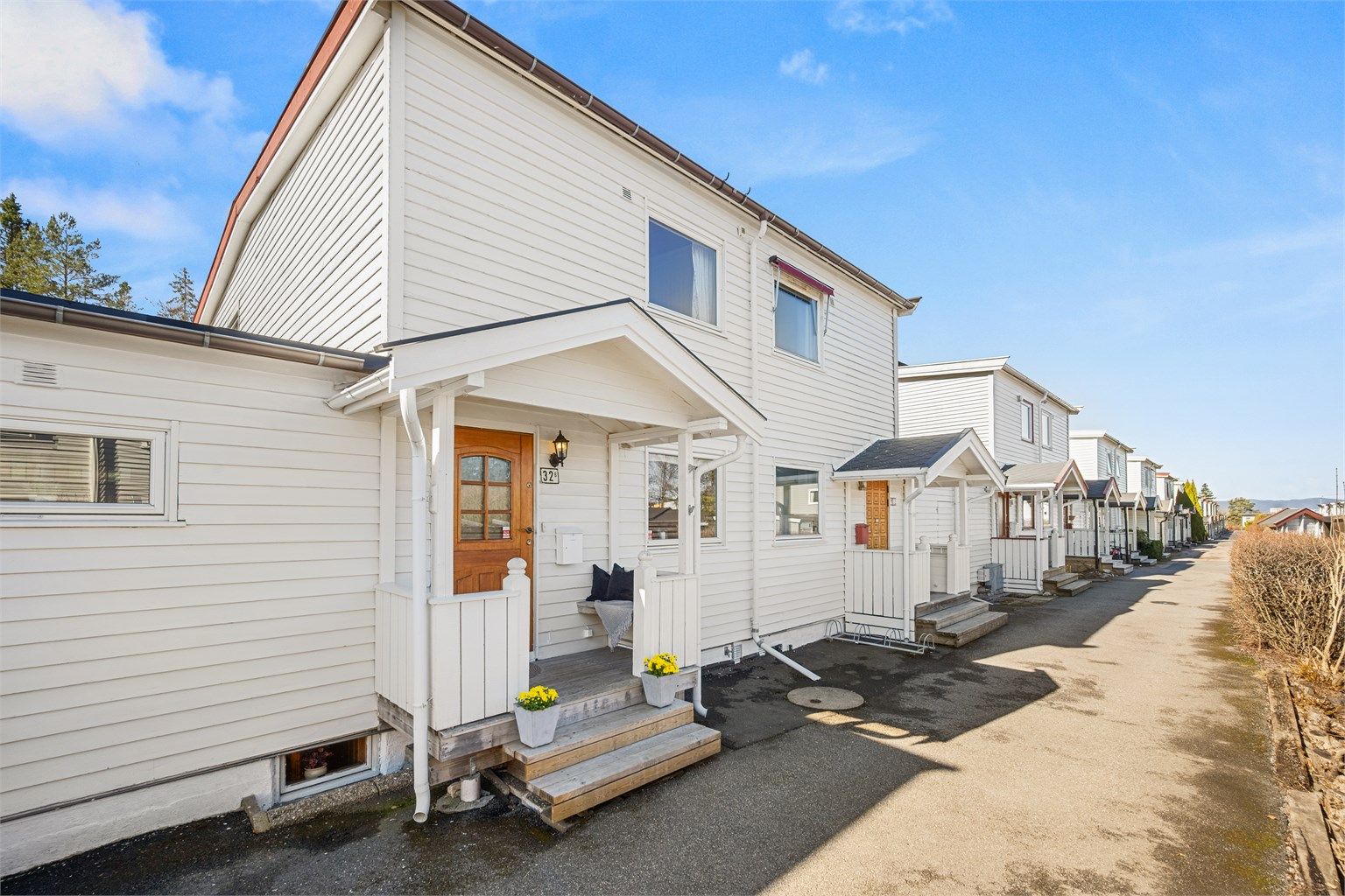 Boligen ligger i en rolig og bilfri internvei, trygt for både store og små. Foto: Martine Eren Jacobsen