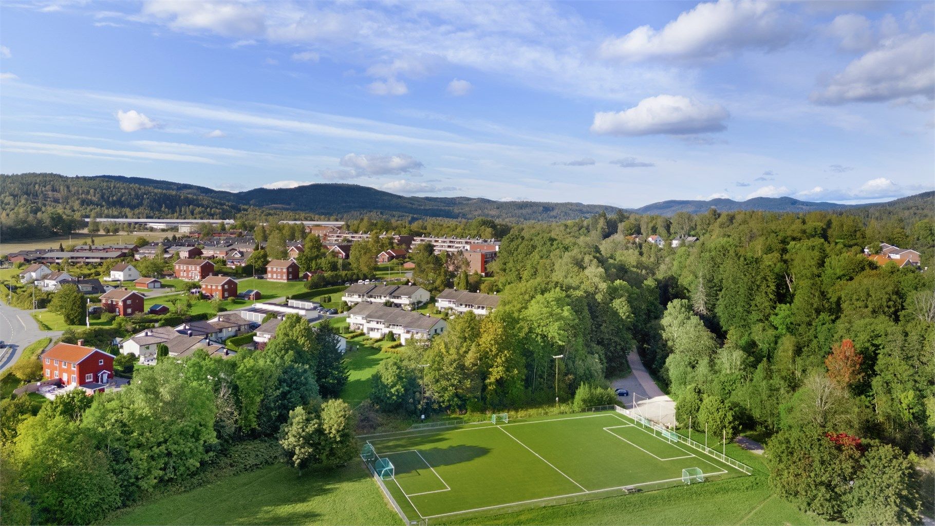 Ca. 100 meter til kollektivt, barnehage, fotballbane/isbane og akebakke.
