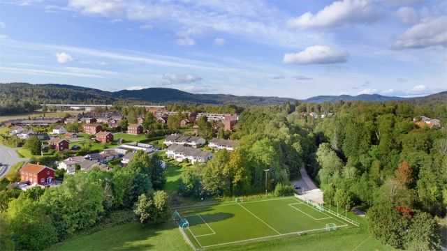 Ca. 100 meter til kollektivt, barnehage, fotballbane/isbane og akebakke.