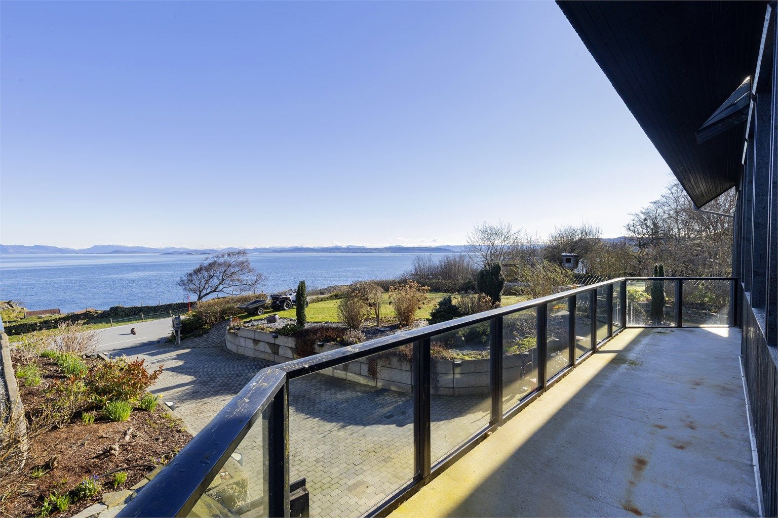 Fra stuen og kjøkkenet er det utgang til en balkong på 28 m² med rekkverk i glass.