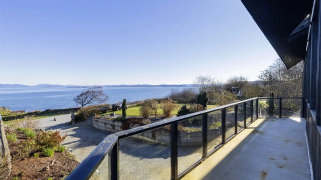 Fra stuen og kjøkkenet er det utgang til en balkong på 28 m² med rekkverk i glass.