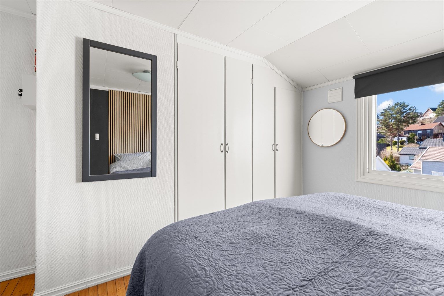 Godt med integrert skapplass på hovedsoverommet.