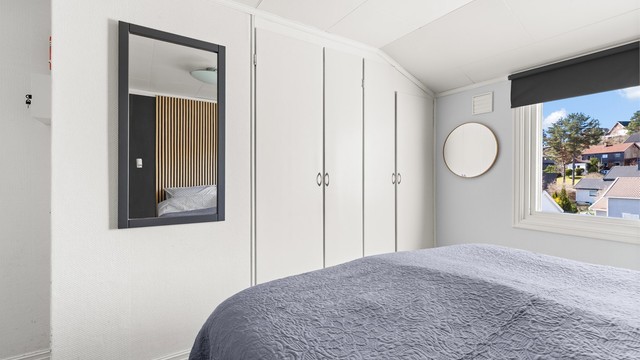 Godt med integrert skapplass på hovedsoverommet.