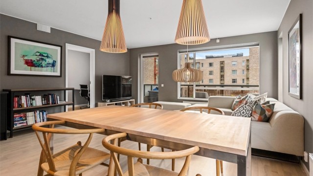 Kjøkkenet og stuen har en åpen løsning og sammen utgjør de et stort og smakfullt rom med gode møbleringsmuligheter
