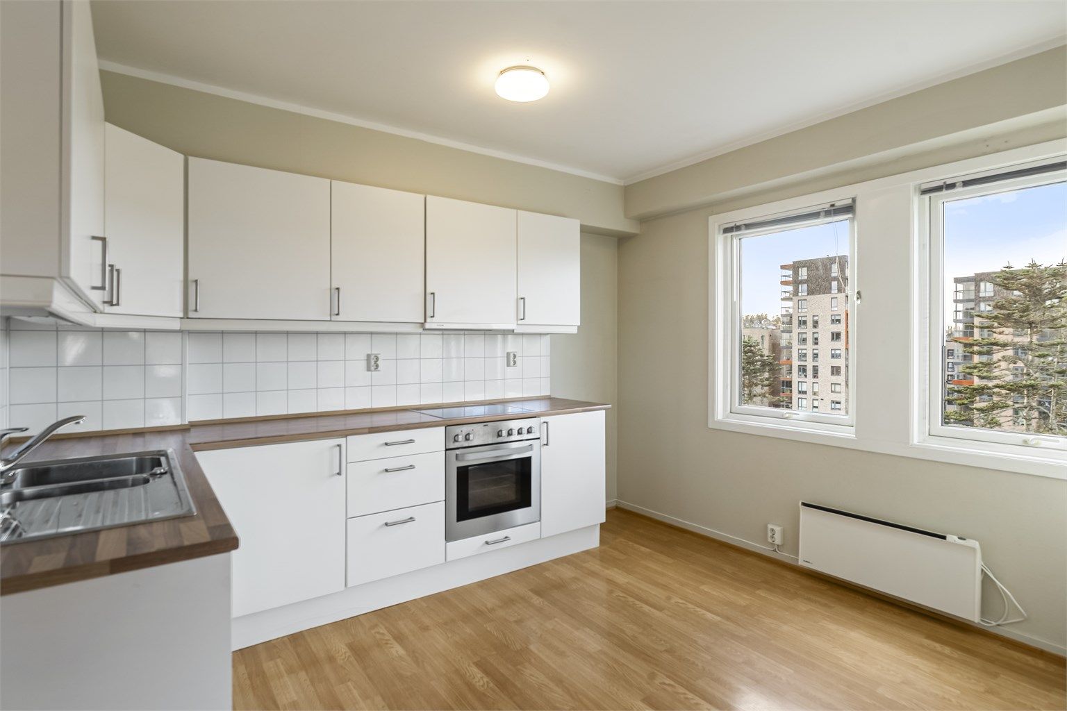 Kjøkken i lys utførelse med slette fronter