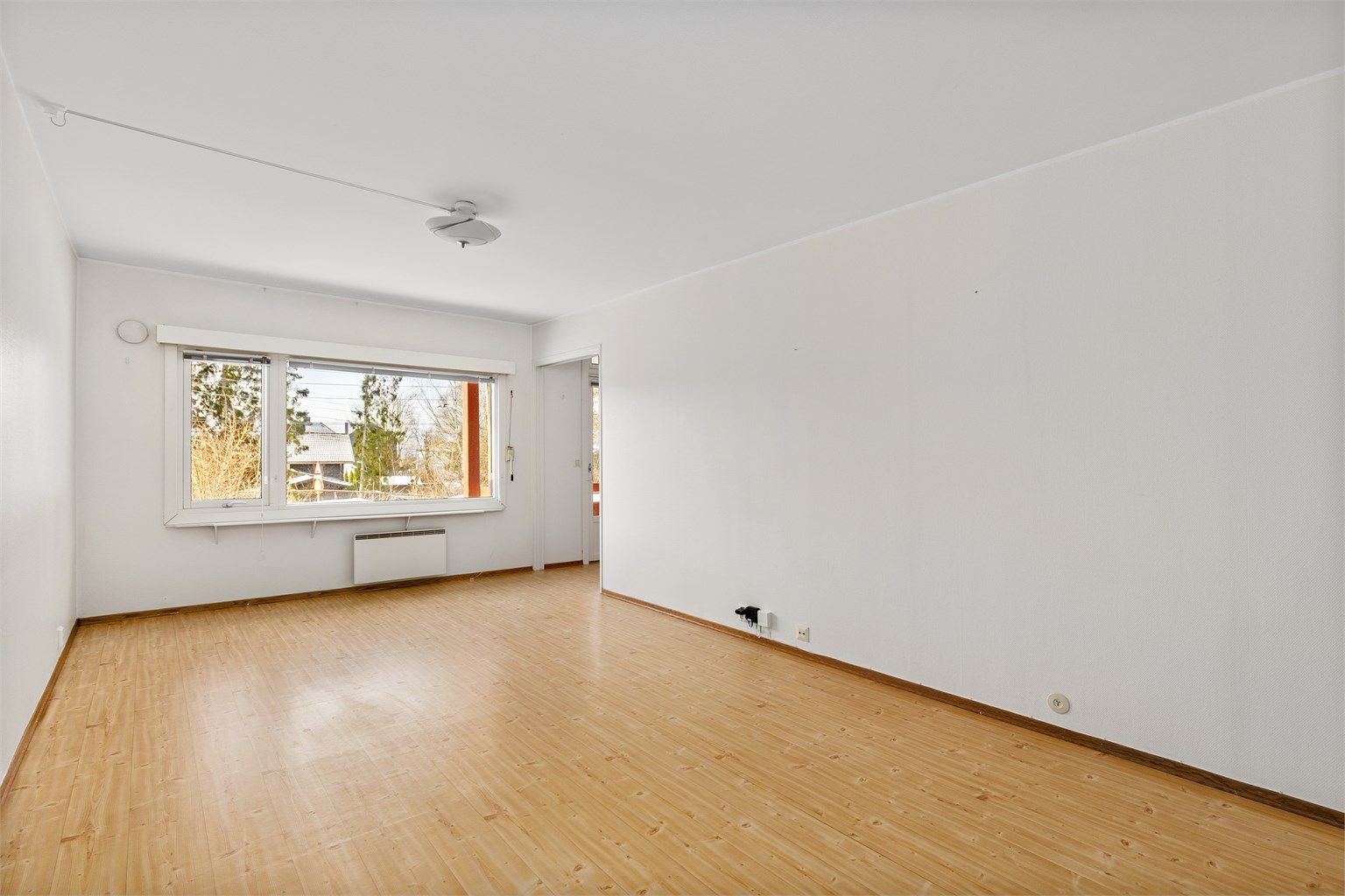 Stuen er lys, med god plass til sittegruppe. Vinduene ble skiftet i 2014