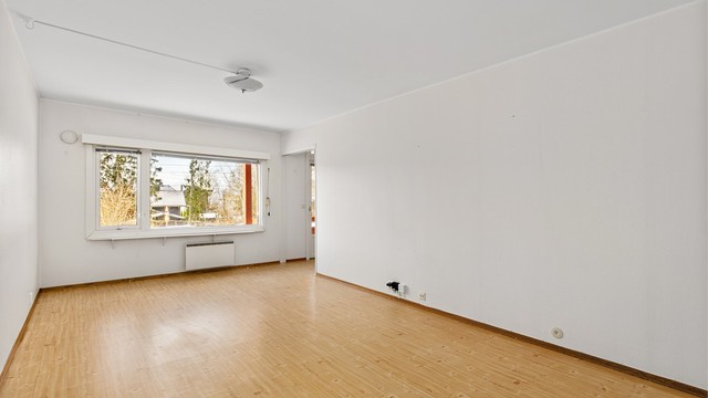 Stuen er lys, med god plass til sittegruppe. Vinduene ble skiftet i 2014