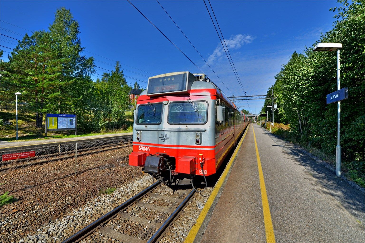 Nær Myrvoll togstasjon - hyppige avganger til bl.a. Oslo, toget går 4 ganger i timen store deler av dagen på hverdager - ca 23 min til Oslo S