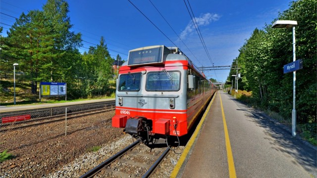 Nær Myrvoll togstasjon - hyppige avganger til bl.a. Oslo, toget går 4 ganger i timen store deler av dagen på hverdager - ca 23 min til Oslo S