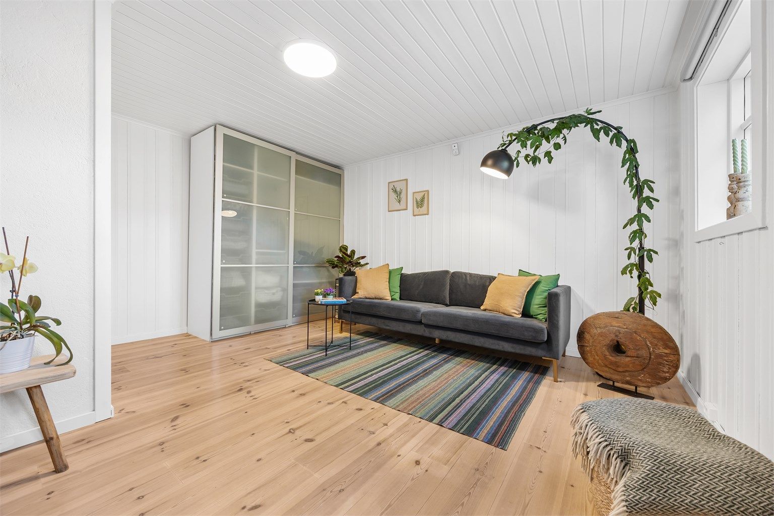 Romslig rom, med mange innredningsmuligheter.