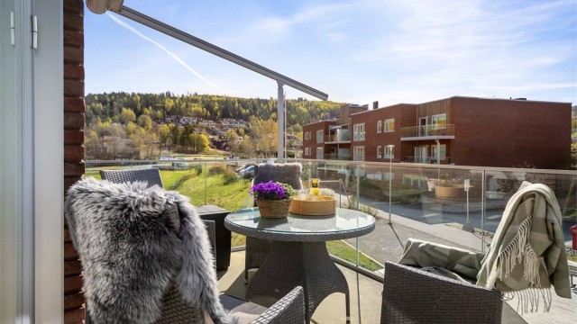 Balkongen er sydvendt og har gode solforhold