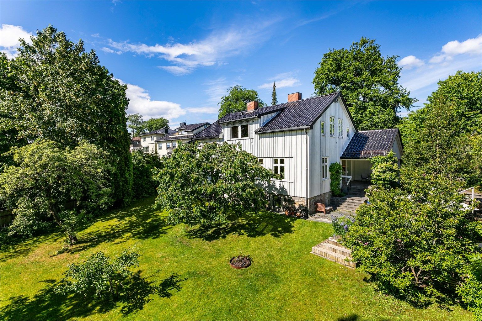 I fornemme og historiefylte omgivelser på Thorneløkka ligger Haveveien 6, med en stor og frodig hage som oppriktig rettferdiggjør gatenavnet.