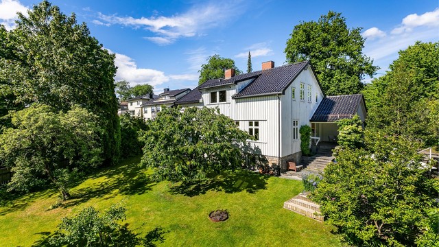 I fornemme og historiefylte omgivelser på Thorneløkka ligger Haveveien 6, med en stor og frodig hage som oppriktig rettferdiggjør gatenavnet.