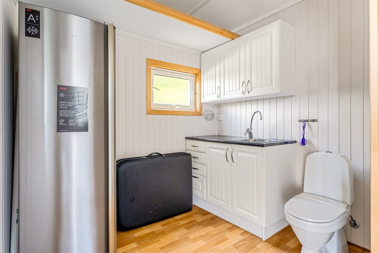 Det er videre etablert toalett og servant i boden som ligger i tilknytning til treningsrommet. 