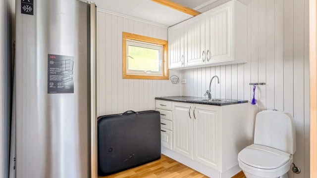 Det er videre etablert toalett og servant i boden som ligger i tilknytning til treningsrommet.