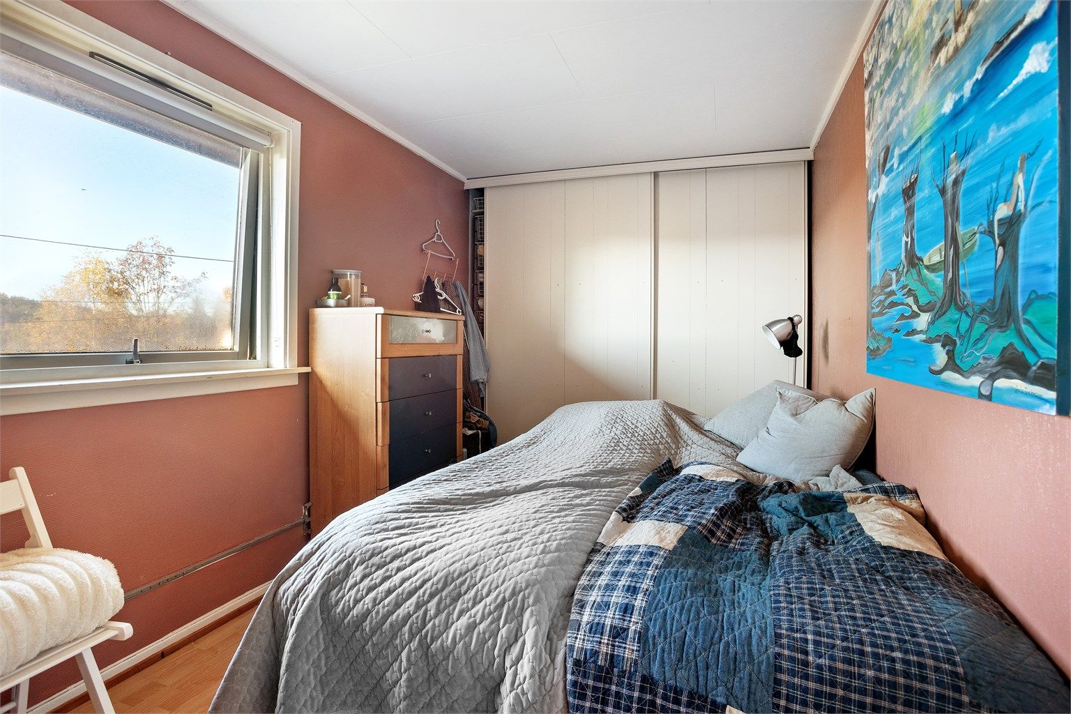 Soverom i utleiedelen med romslig skyvedørsgarderobe.