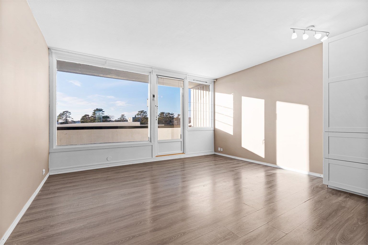 Det er gode vindusflater i boligen som gir rikelig med lys og skaper en flott atmosfære. 