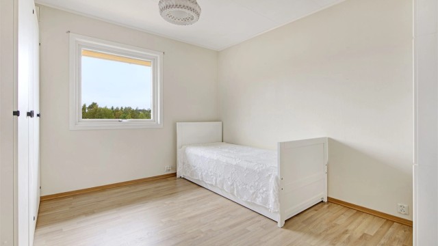 Soverom 3 - i 1. etasje - god størrelse - vindu med pent utsyn - garderobeskap følger