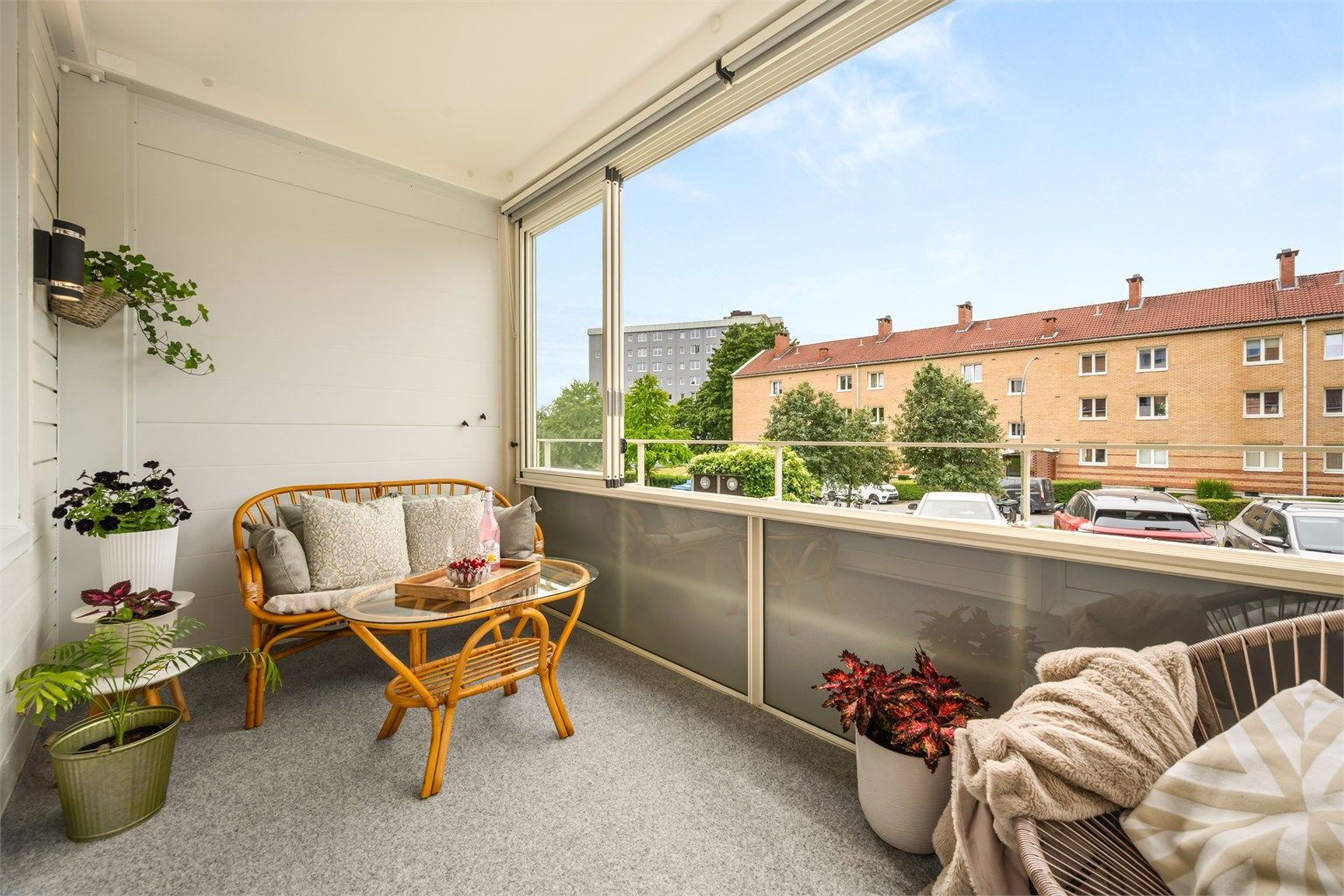 Den vestvendte, innglassede balkongen fungerer som en forlengelse av stuen.