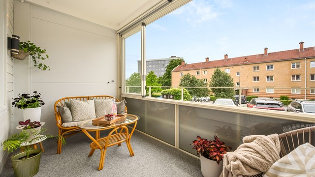 Den vestvendte, innglassede balkongen fungerer som en forlengelse av stuen.