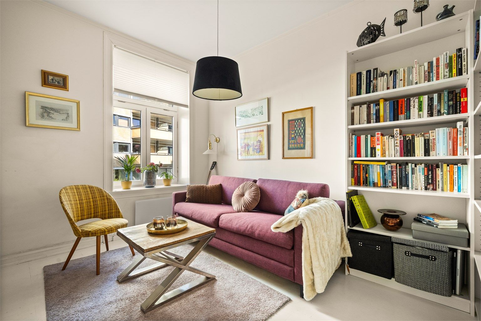 Rommet vender ut mot gaten og har god plass til oppbevaring.