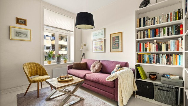 Rommet vender ut mot gaten og har god plass til oppbevaring.