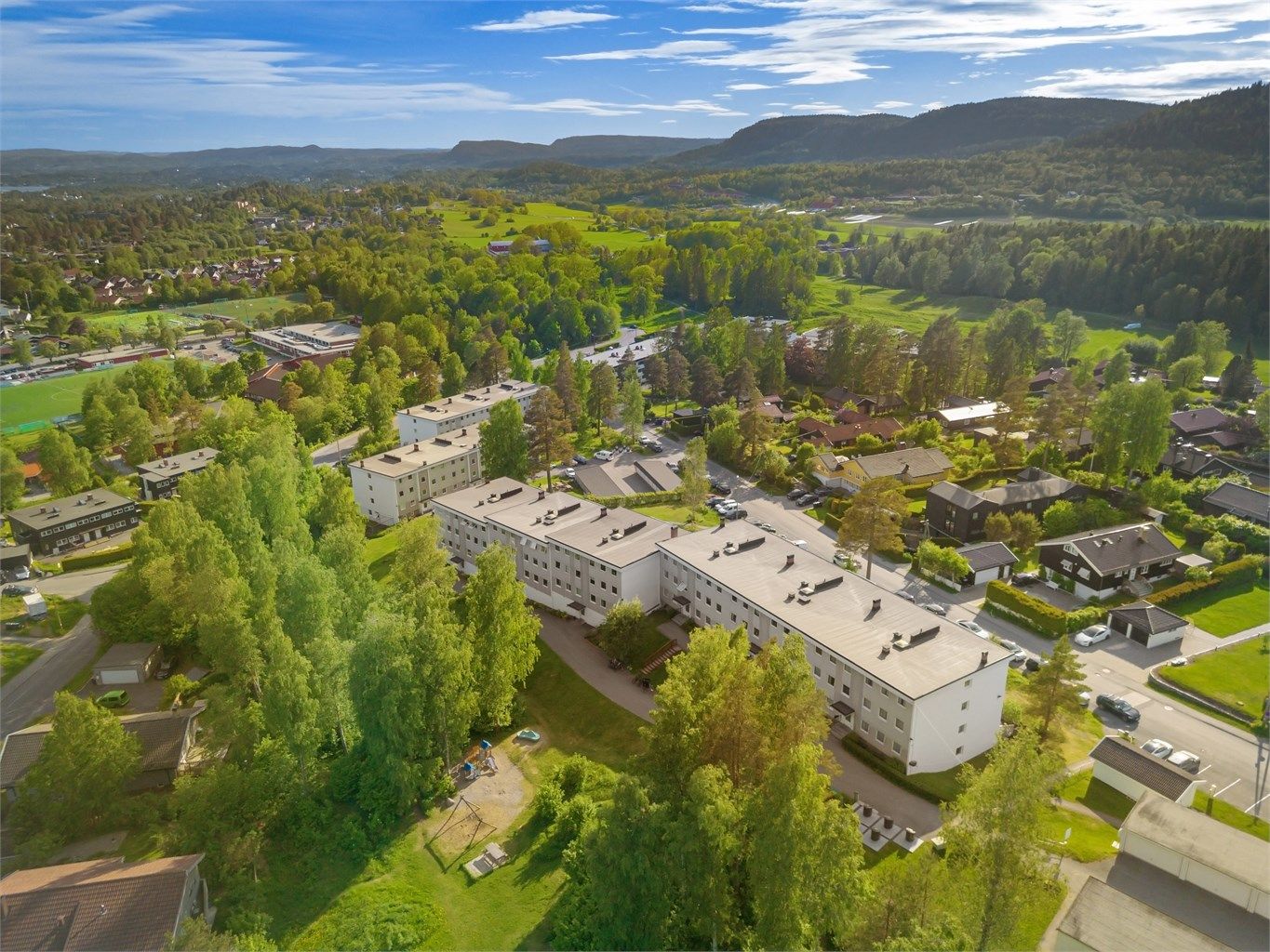 Fra leiligheten er kort gåavstand til marka med fine løyper både om sommer og vinter. I tillegg er det en rekke golfbaner innen kort rekkevidde