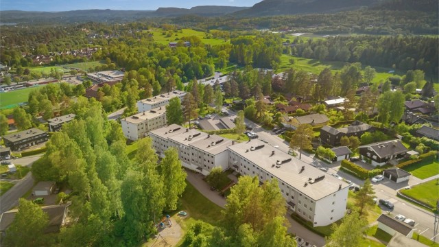 Fra leiligheten er kort gåavstand til marka med fine løyper både om sommer og vinter. I tillegg er det en rekke golfbaner innen kort rekkevidde