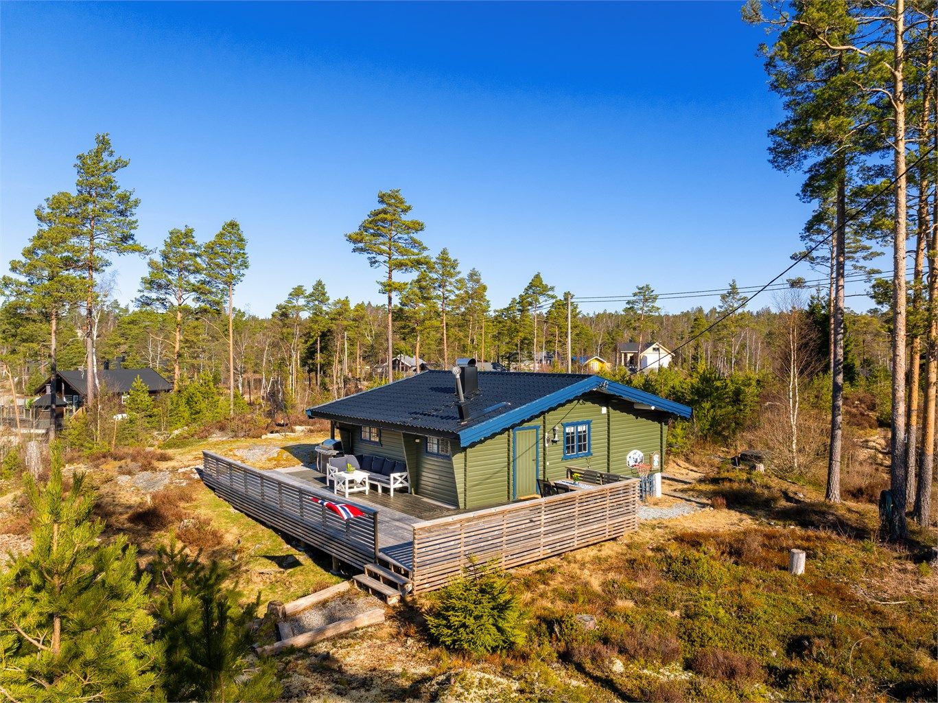 Hytta har stor og usjenert uteplass med gode solforhold.