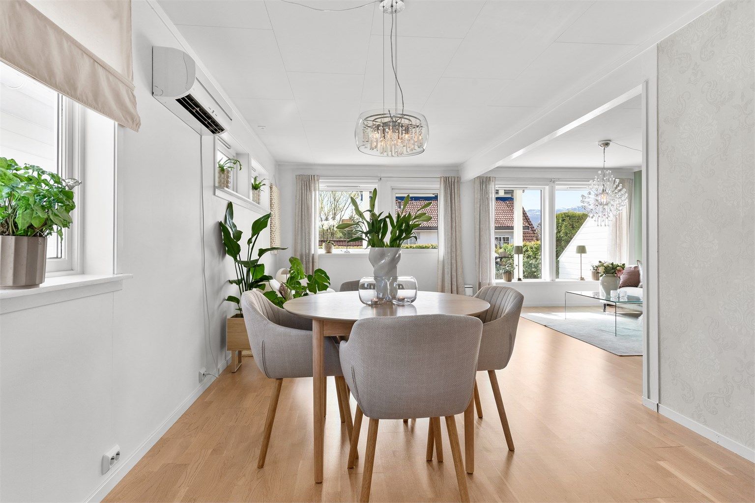 Spisestuen fungerer som et naturlig bindeledd mellom kjøkkenet og stuen, perfekt for sosiale sammenkomster