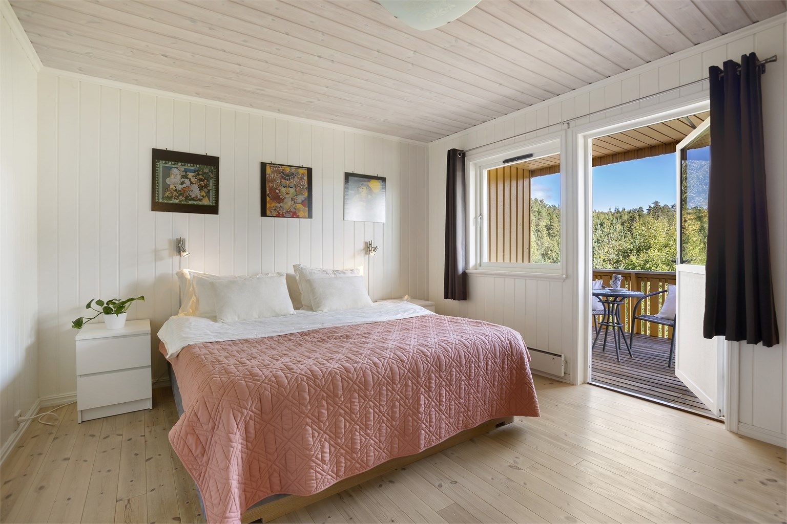 Hovedsoverommet har lysmalt panel og direkte utgang til verandaen.