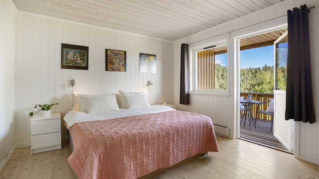 Hovedsoverommet har lysmalt panel og direkte utgang til verandaen.